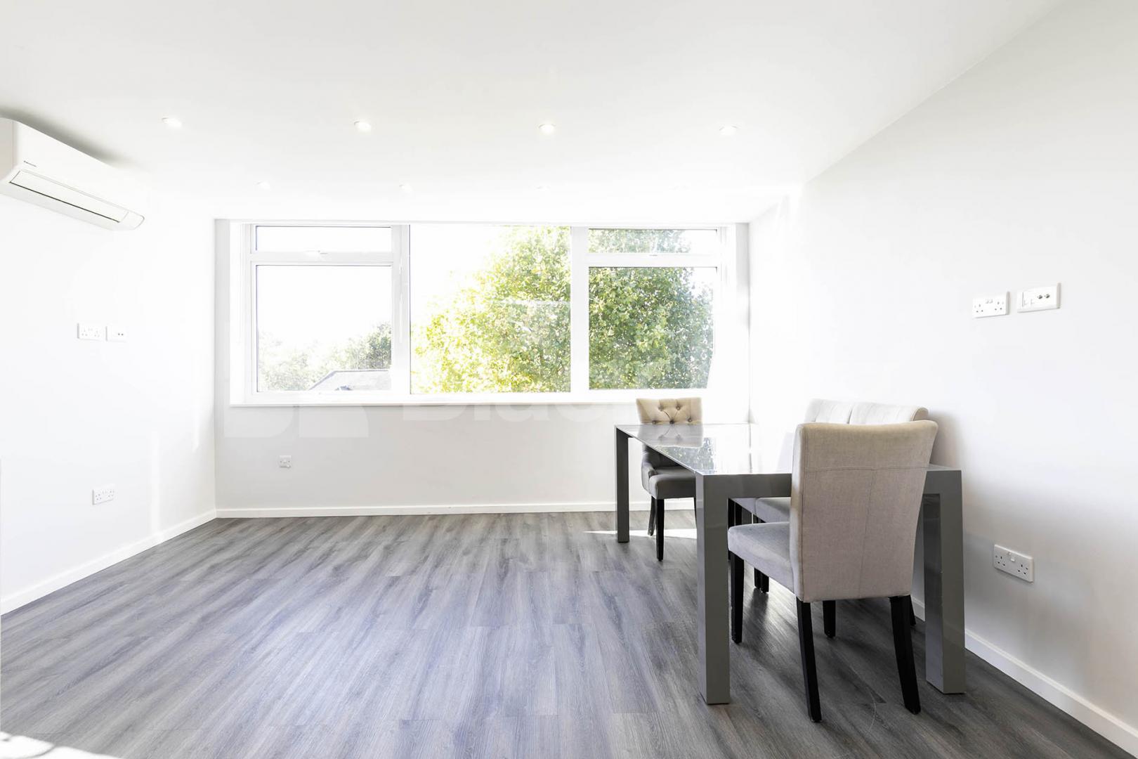 Modern Apartment The Oaks, Queens Park